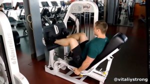 Жим ногами сидя в тренажере