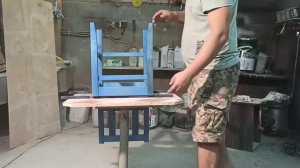 Покраска деревянного стула с помощью краскопульта.