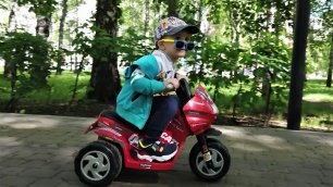 Детский мотоцикл Peg Perego для самых маленьких! Трофимка катается по парку и догоняет лошадку!