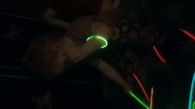 неоновые палочки,развлечения для детей.продолжение смотреть онлайн