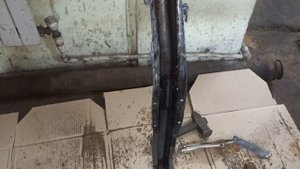 Москвич 401 работа с подрамником и деталями подвески .