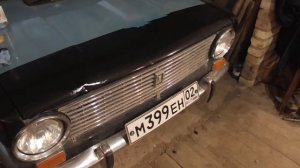 Капот "Копейки" и гараж после зимы