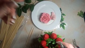 СОБИРАЕМ БУКЕТ ИЗ МЫЛЬНОЙ КЛУБНИКИ.