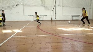 Отработка - пас в одно касание. Футбольная тренировка ребенка - 6 лет.