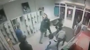 Один охранник навалял четырём гопникам