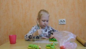 Лепим гусеницу из соленого теста