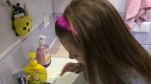 Играем в чистить не чистить зубы Злой СТОМАТОЛОГ Мультики для детей Play Doctor Лечить или нет зубы