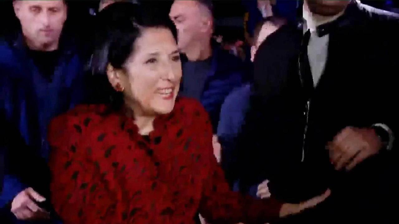 Грузию впервые в ее истории возглавит женщина: чего ждут от шести лет у власти Саломе Зурабишвили?