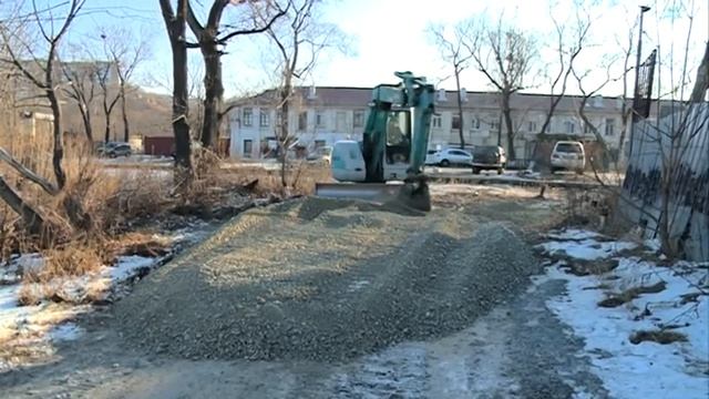 Во Владивостоке начался ремонт грунтовой дороги от мыса Кунгасного до Нефтеветки смотреть онлайн