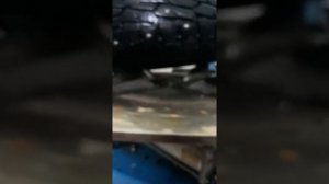 Спускает из под шипов