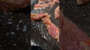 Азия. Салат с солеными огурцами и обжаренной в пикантном маринаде говядиной. И очень вкусный соус.