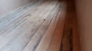 Поставили бытовку на фундамент из покрышек. Уровень идеально.