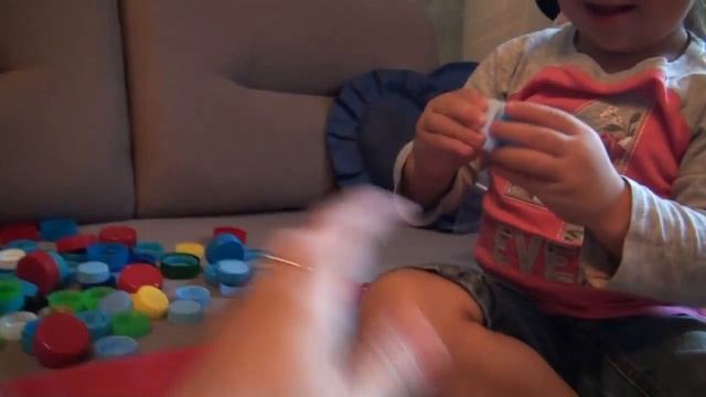 Ника Клубника и сортёр с крышечками. Nika Strawberry and interesting toy. смотреть онлайн