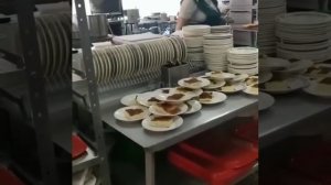 В столовой кормят отходами