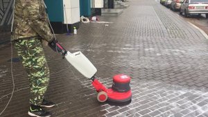 Роторная чистка тротуарной плитки.