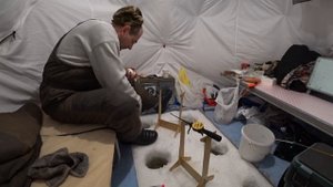 РЫБАЛКА С НОЧЕВКОЙ НА ОЗЕРЕ УЕЛГИ! НАШЛИ ГДЕ СТОИТ КАРАСЬ И ВОТ ПЕРВЫЙ УЖЕ НА ЛЬДУ! КЛЁВ! ЧАСТЬ 1!