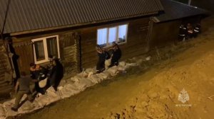 Спасатели МЧС России круглосуточно работают в районах с паводкоопасной обстановкой