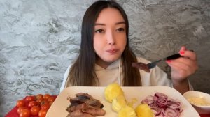 МУКБАНГ селёдка с картошкой ?