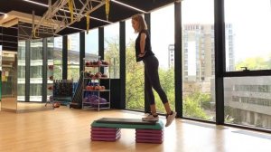 Выпады назад  для ягодиц со стула или лавочки