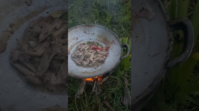 wow fried squid with basil with chicken wings is very delicious #countryside #fishing primitiveliff