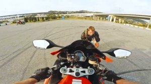 Как надо жечь резину на мотоцикле - Спустило колесо на скорости.mp4.mp4