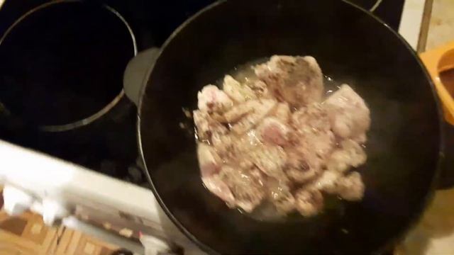 КАРТОШКА С КУРИЦЕЙ В ЧУГУННОМ КАЗАНЕ. смотреть онлайн