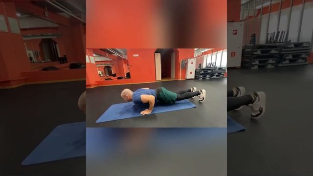 Отжимания узким хватом на трицепс. смотреть онлайн