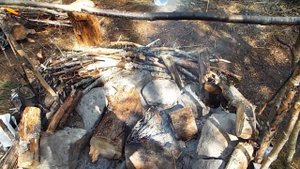 Походный полевой костёр, обустройство костра в лагере.