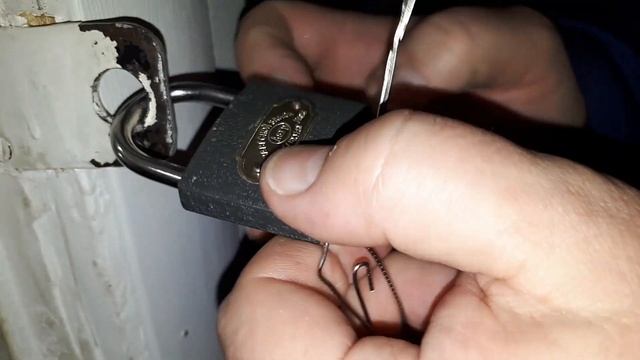 Не доверяйте навесным замкам их легко открыть!!!