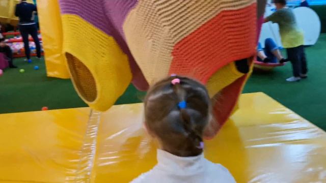 Игровая Joki Joya в ТЦ Саларис. Качели полумесяц. смотреть онлайн