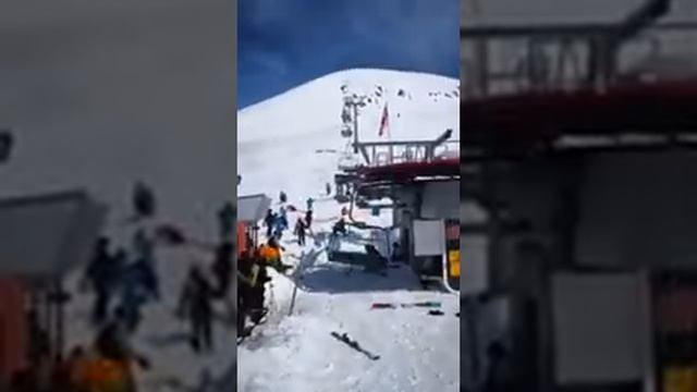 В Грузии сломалась канатная дорога. Люди на большой скорости летят вниз с высоты нескольких метров. смотреть онлайн