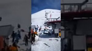 В Грузии сломалась канатная дорога. Люди на большой скорости летят вниз с высоты нескольких метров.