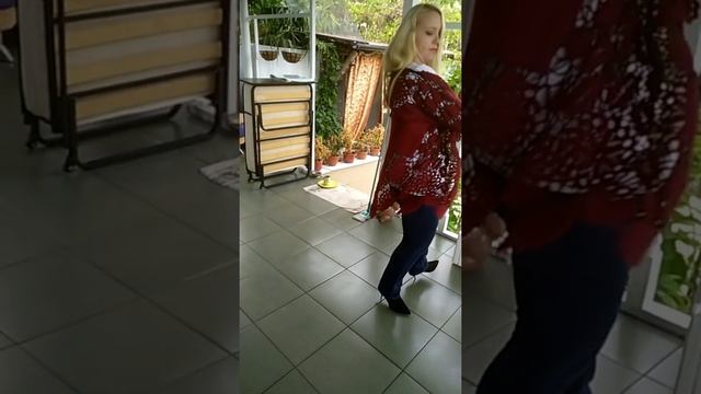 Красные ажуры для блондинки. Как выглядеть женственно и привлекательно. Кардиган ручной работы. смотреть онлайн