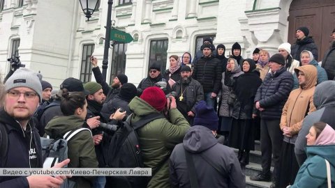Прихожане Киево-Печерской лавры второй день блокируют работу госкомиссии