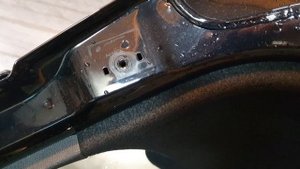 Шкода октавия а8. Шумит багажник при езде по мелким кочкам.