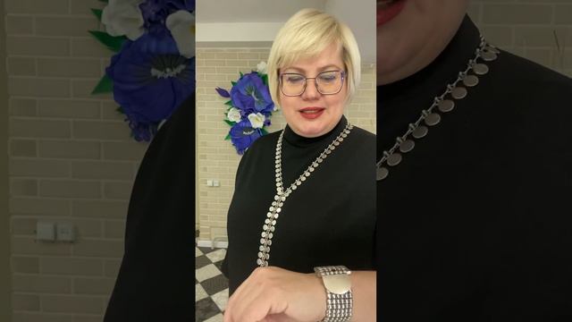 Платье - 7500-30%. Бижутерия - 4200-20% смотреть онлайн