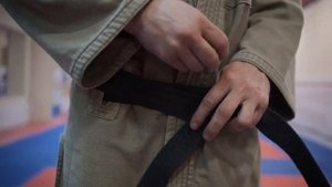 Учимся правильно завязывать пояс. Способ двумя треугольниками.