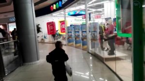 Дети в Торговом Центре Катаются на Эскалаторе и Выбирают Игрушки