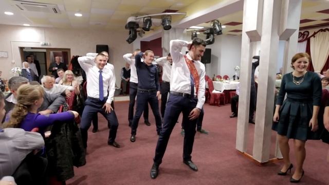 Парни классно танцуют на свадьбе, весело смотреть онлайн