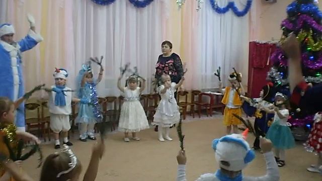Танец Елочкины деточки  2 младшая гр