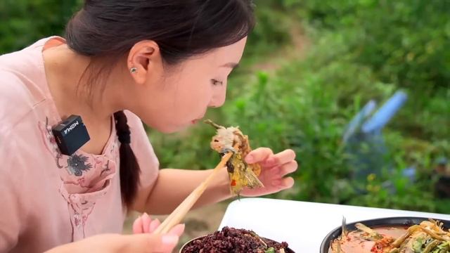 小雨吃黃燜雞，鹹香入味軟爛脫骨，泡著飯吃好過癮 #市民朱小雨