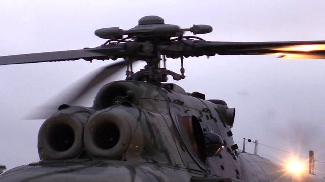Красивые   взлеты и посадки вертолета  Ми-8АМТШ  в процессе съемки передачи "Военная приемка" Москв