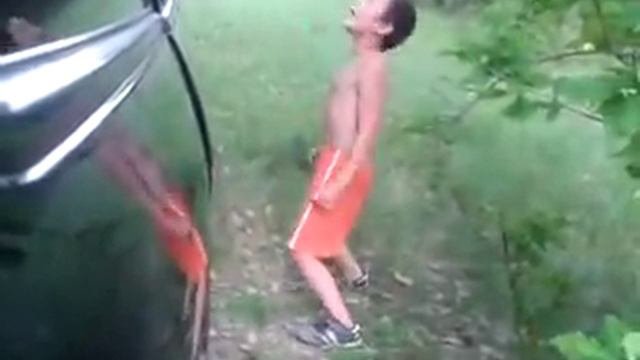 маленький мальчик из Молдовы зажигает.....