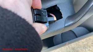 Снимаю кнопки  Volkswagen Caddy  2012 год  Как снять кнопки стеклоподъёмников левой двери ?