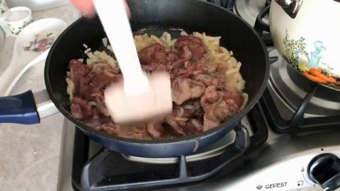 Куриная печень , как правильно пожарить.Печень курицы тушеная в сметанносливочном соусе