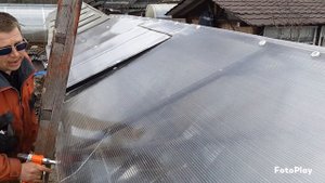 установка поликарбоната на крышу теплицы