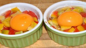 Яйца кокот с беконом и овощами