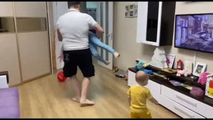 Папа играет с детьми весёлые развлечения Игры дома