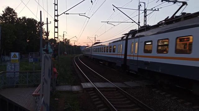 Москва-Дмитров электричка ЭП2д плавно отправляется с платформы Водники МЦД Московские диаметры смотреть онлайн