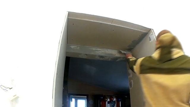 Интересное Видео Работника 28 Уровня с Шпатлевкой Стыков Гипсокартона Не Любящим Доборники в Проема смотреть онлайн